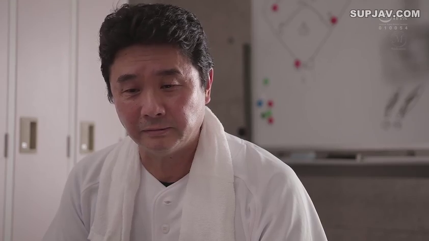 室内 · 座り姿勢 · 面部 · 憂鬱 · 凝視 · 毛巾 · 白板 · 白色运动服