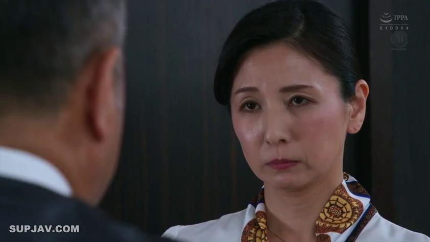 室内 · 真剣 · 面部 · 站立 · ビジネススーツ · 熟女 · 対峙