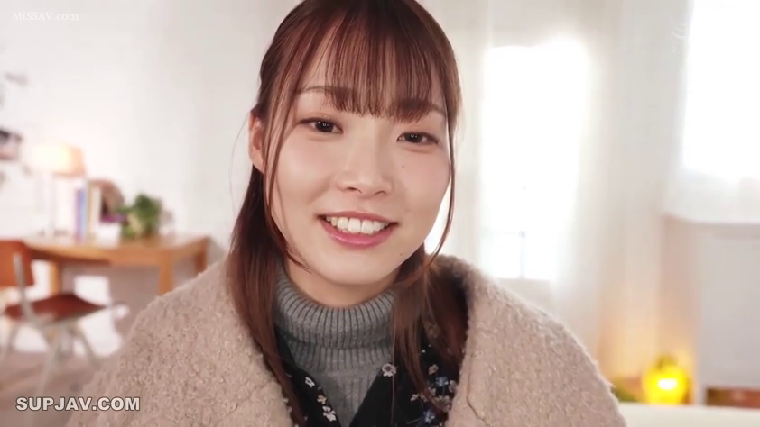 室内 · 坐姿 · 脸部特写 · 面对镜头 · 台灯 · 外套 · 开心 · 生活人像