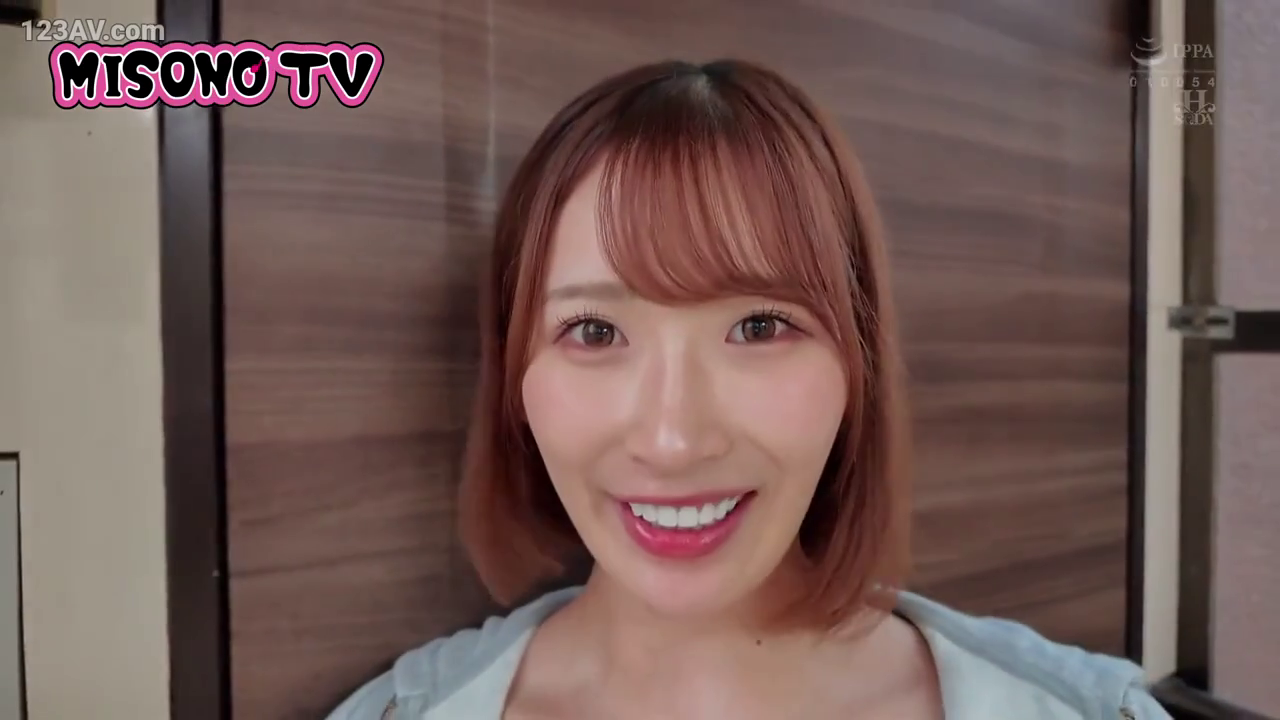 微笑 · 顔のクローズアップ · 清纯 · 开心 · 正对镜头 · 淡い色の外套 · 室内木目調背景