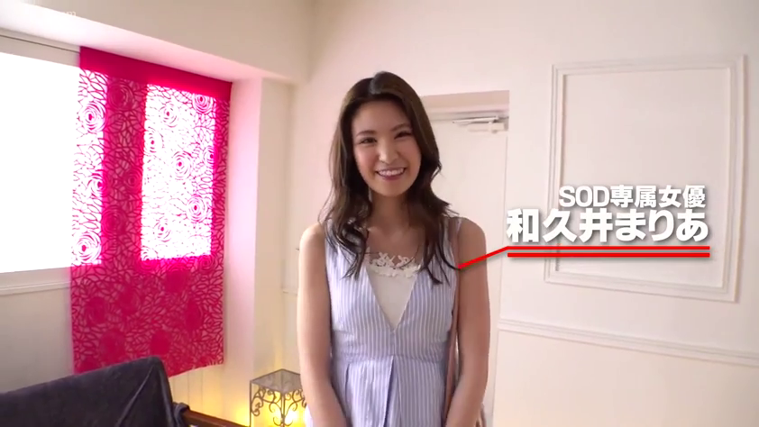 脸部 · 展示 · 站姿 · 微笑 · 挎包 · 室内房间 · 人物介绍 · 条纹连衣裙