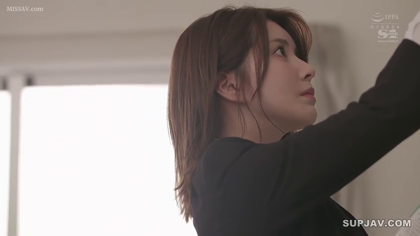 室内 · 站立 · 平静 · ビジネススーツ · 侧脸特写 · 寻找