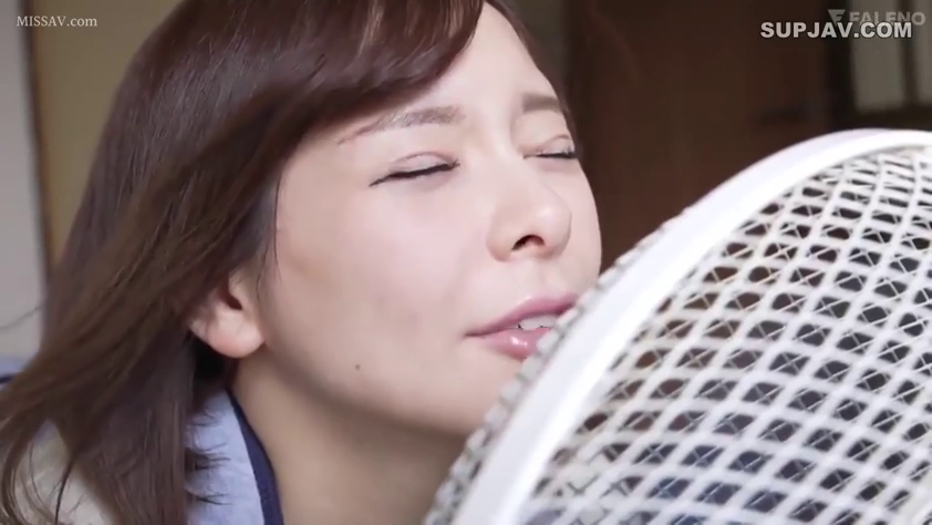 室内 · 俯身 · 脸部特写 · 享受 · 休闲装 · 电风扇 · 吹风