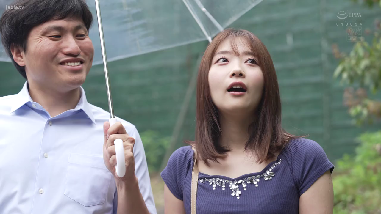 会話 · 站立 · 上半身 · 屋外 · 惊讶 · 日常服饰 · 傘 · 路人