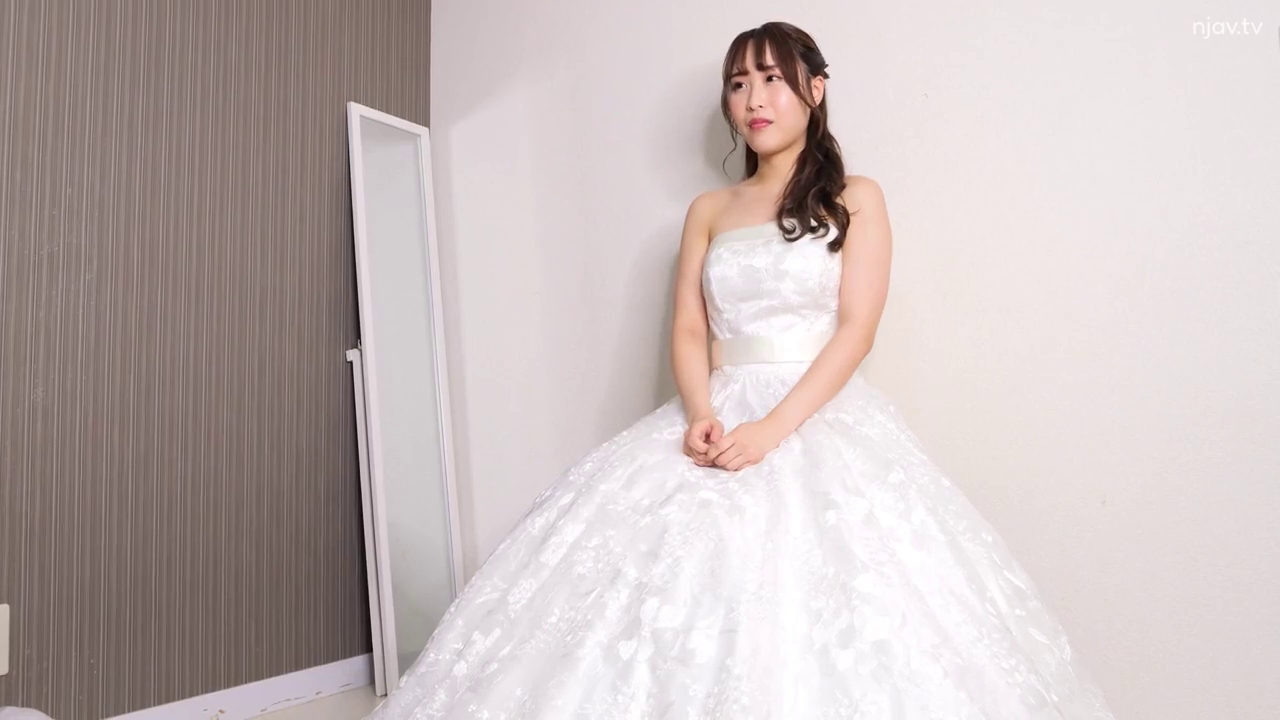 室內 · 展示 · 中景 · 站姿 · 柔和 · 婚纱 · 全身镜 · 纯色背景