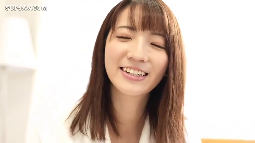 室内 · 脸部 · 特写 · 白色浴巾 · 大笑 · 开朗 · 正对面镜头