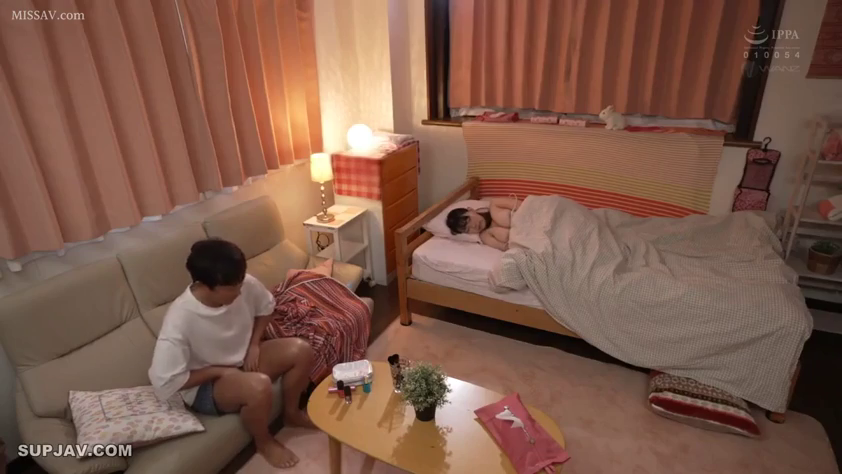 室內 · 坐姿 · 全景 · 沙发 · 居家服 · 靜止 · 生活 · 平常