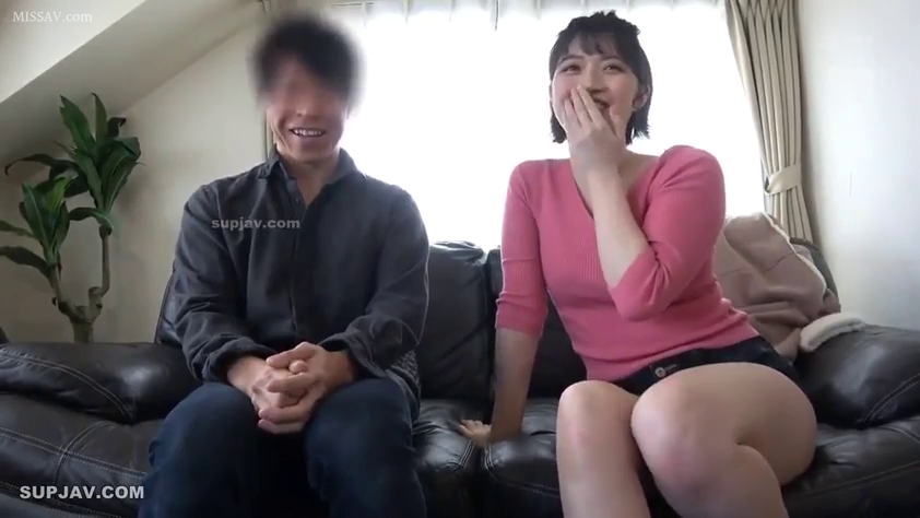 Sitting Posture · Conversation · 全景 · Sofa · Living room · 害羞 · 粉色毛衣 · Adult video