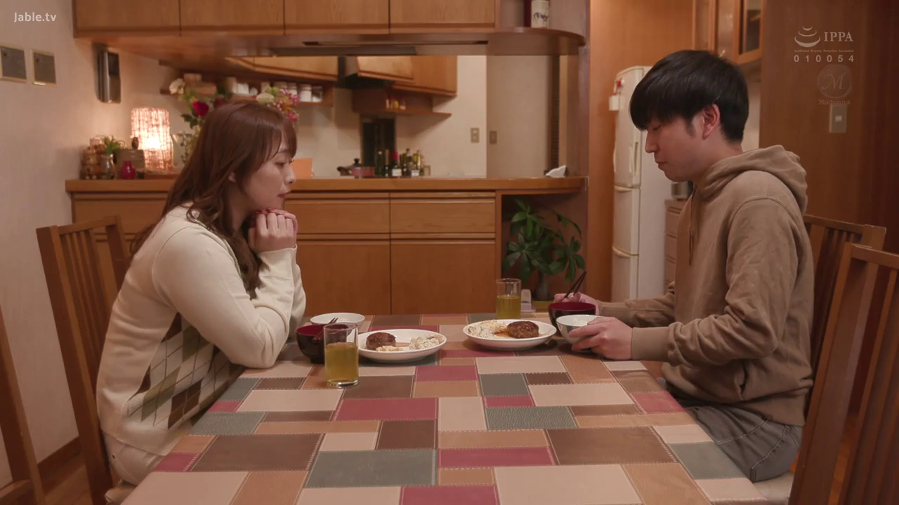 Sitting Posture · Serious · Medium shot · Casual wear · 餐桌 · Plot · 餐厅 · Eating