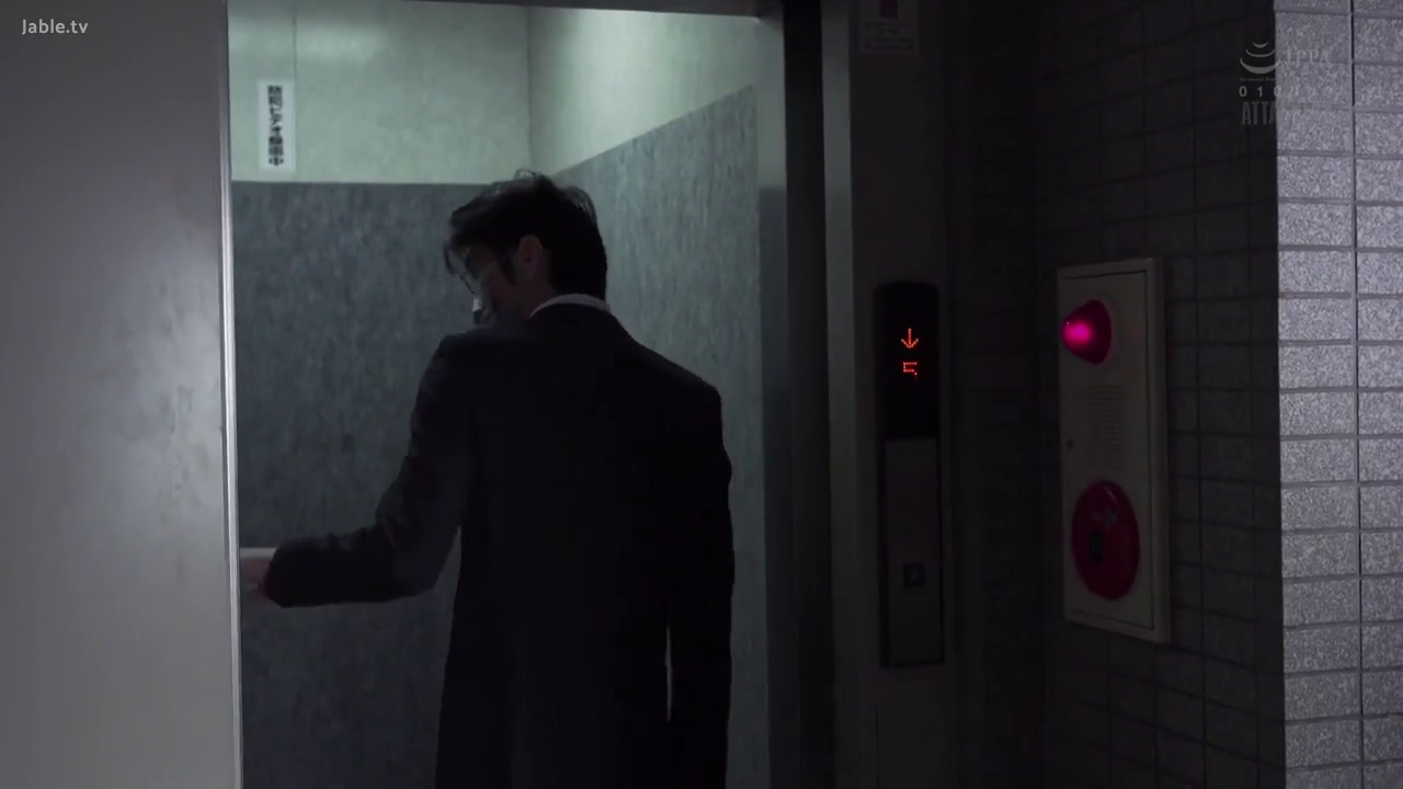 全身 · 电梯间 · 西装 · 暗光 · 背影 · 电梯 · 走动