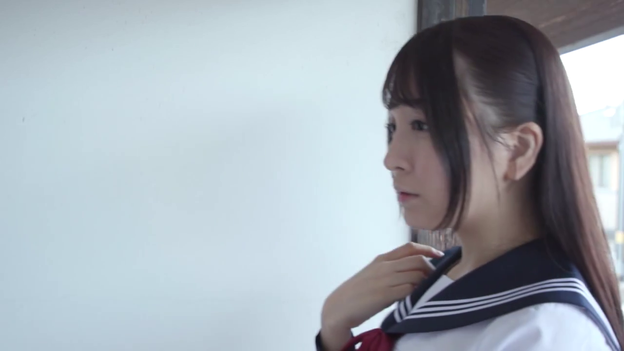 室内 · 平静 · 站立 · 学生服 · 水手服 · 侧脸特写 · 整理领口