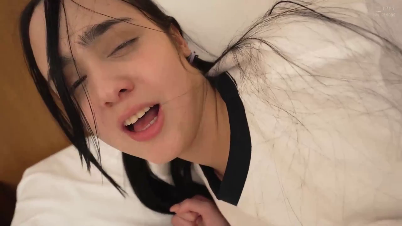 脸部特写 · 仰卧 · 床上 · 恍惚 · 体操服 · 乱发 · 快感表现