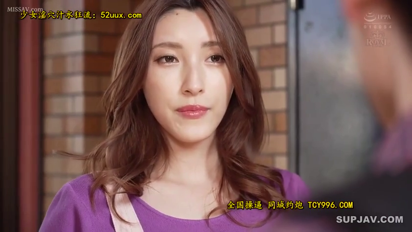 微笑 · 面部特写 · 站姿 · 对视 · 户外砖墙 · 中长发 · 浅色背带