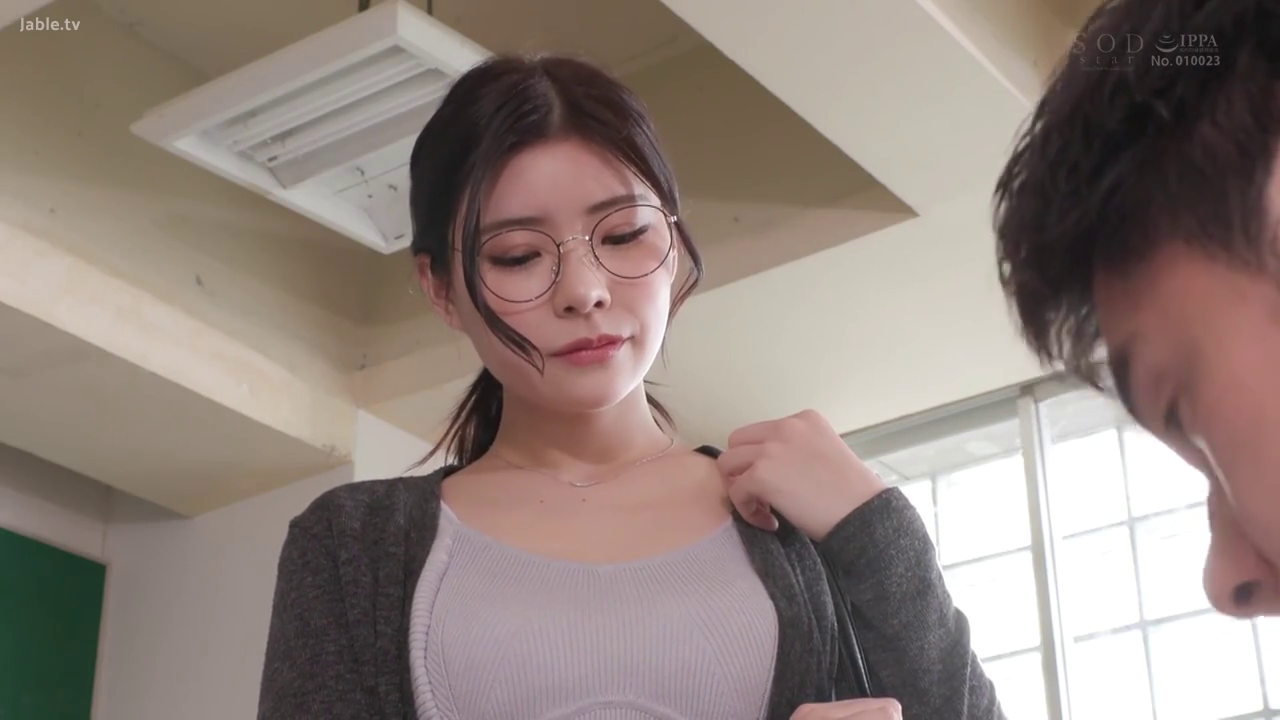 Classroom · Face · Glasses · Stand · 平静 · Casual clothes · 整理衣物 · Mature Woman Type