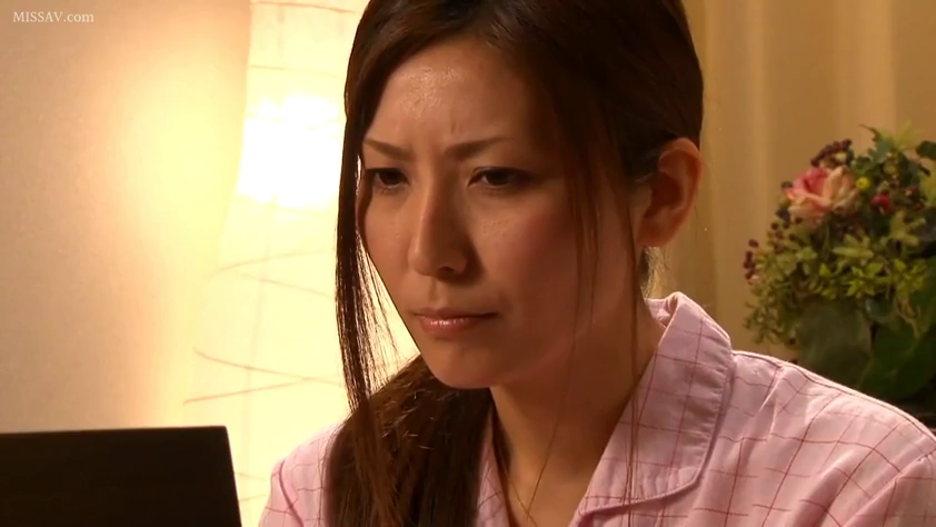 客厅 · 坐姿 · 专注 · 花卉 · 面部特写 · 粉色格子睡衣 · 注视屏幕 · 长发亚洲女性