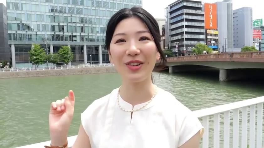 中景 · 微笑 · 珍珠项链 · 城市背景 · 白色短袖襯衫 · 戶外河流邊 · 站立手勢 · 面對鏡頭解說