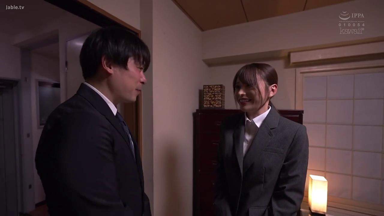 和室 · 中景 · 微笑 · 侧身站立 · 商务西装 · 寒暄 · 室内家具 · 剧情片段