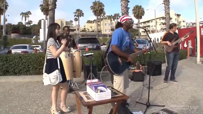 站立 · 全景 · 自然 · 条纹上衣配短裙 · 户外广场 · 观看演出 · 乐器 · 街头纪实