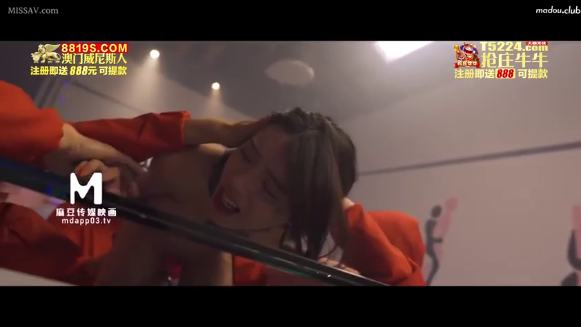 室內 · 口交 · 面部特寫 · 趴臥 · 痛苦 · 昏暗 · 紅色套裝 · 金屬杆