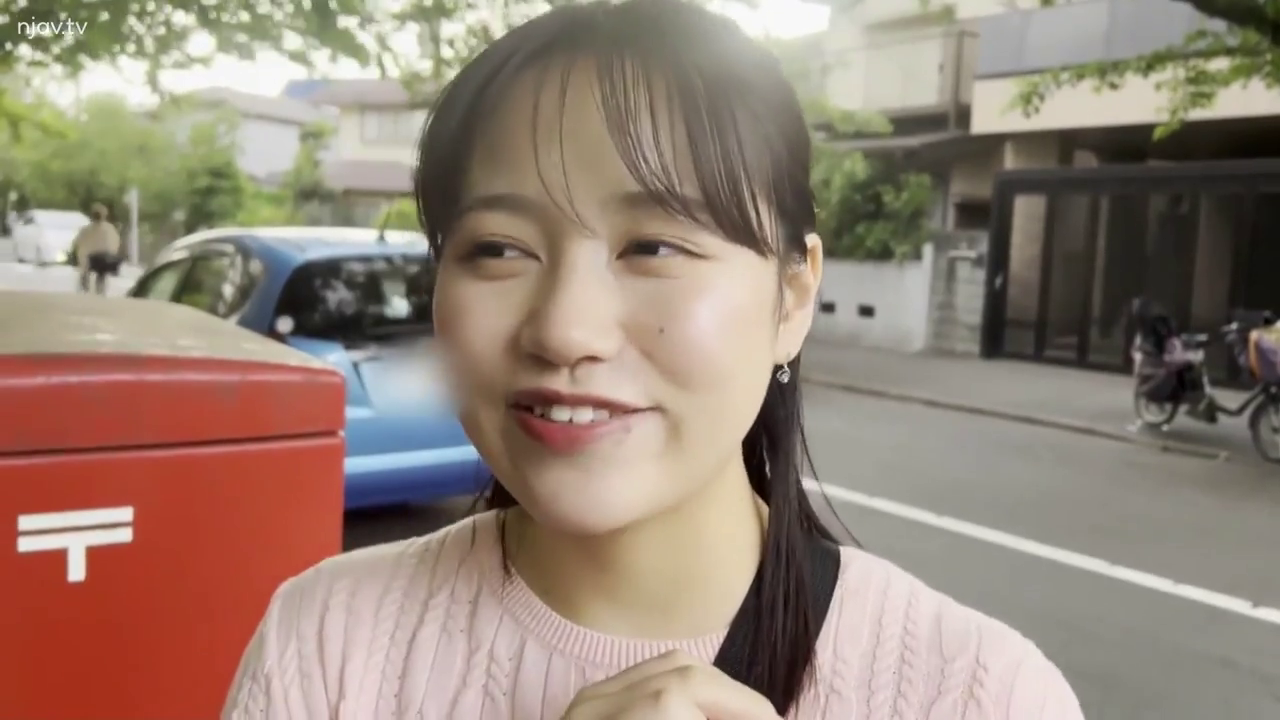 面部 · 站立 · 微笑 · 街道 · 谈话 · 郵筒 · 粉色針織毛衣 · 户外街拍