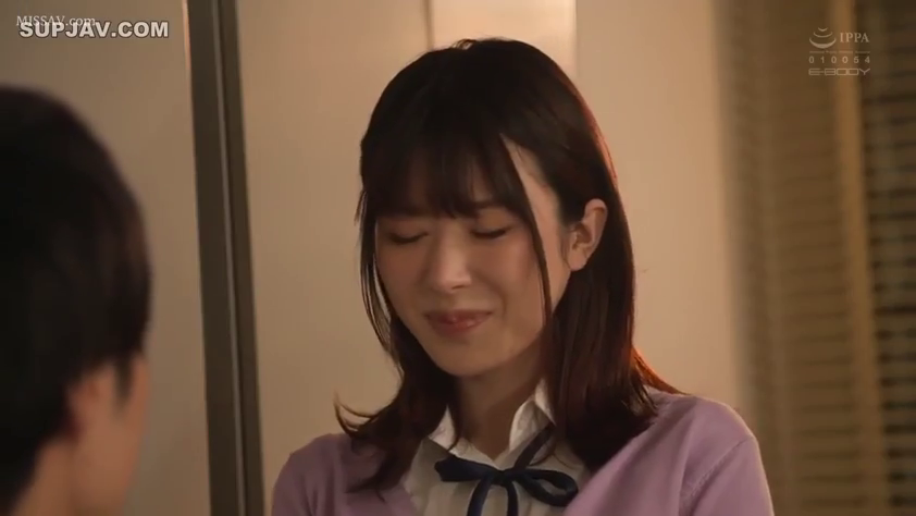 室内 · 脸部特写 · 站姿 · 紫色毛衣 · 害羞 · 低头微笑 · 多人场景