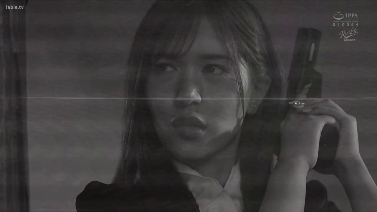 室内 · 严肃 · 脸部 · 职业装 · 持枪 · 手枪 · 警戒 · 黑白滤镜