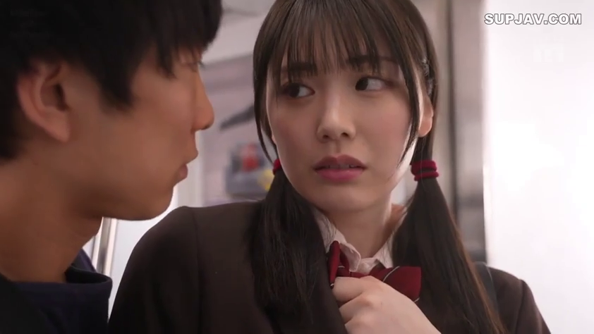 电车 · 脸部特写 · 对立 · JK制服 · 贴身 · 两人 · 担忧