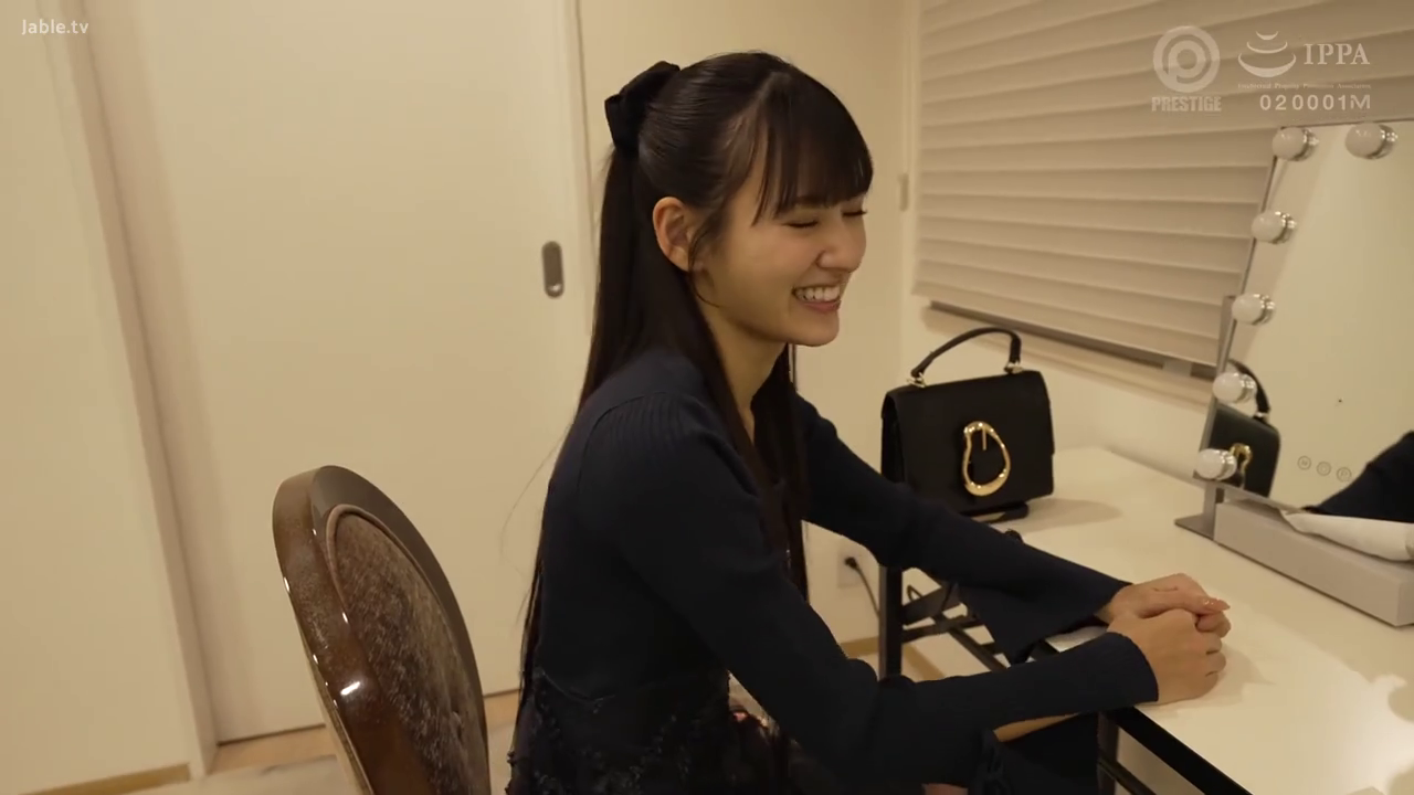 座り姿勢 · 部屋 · 谈话 · ワンピース · 日常 · 侧脸 · 开心 · 鏡子