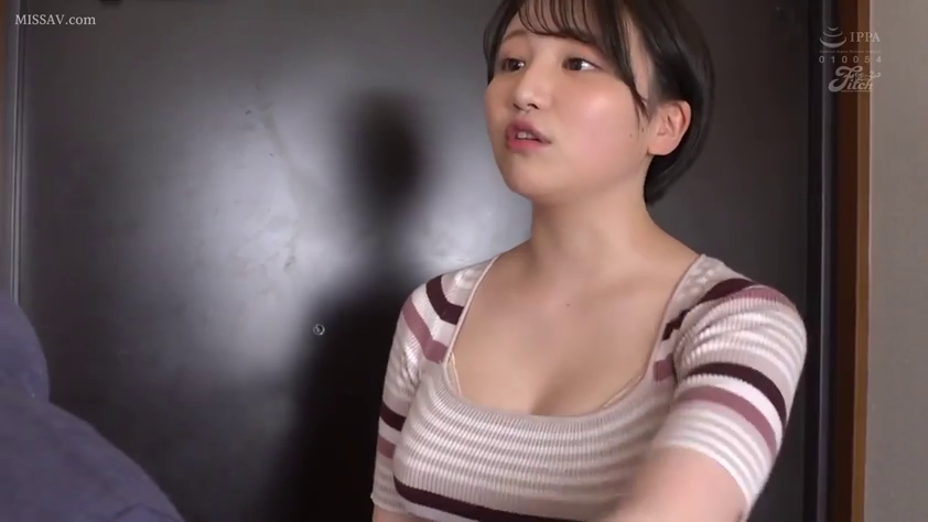 室内 · 站立 · 中景 · 居家 · 条纹衫 · 疑惑 · 横目