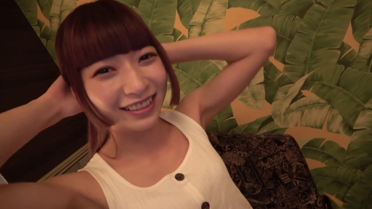 Indoor · Face · Smile · White tank top · 自拍 · Outgoing · 抱头