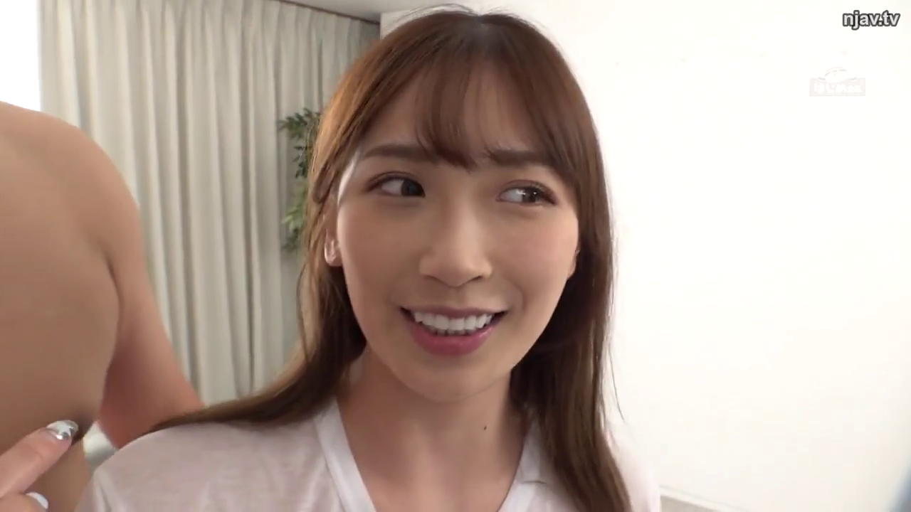 室内 · 面部 · 站立 · 湿身 · 微笑 · 对视 · 白色T恤