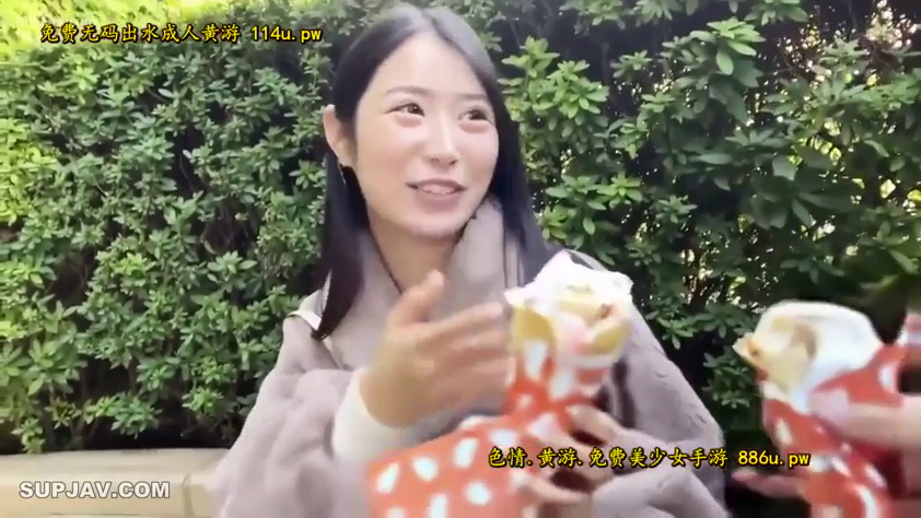 Sitting Posture · 进食 · Face · Smile · Outdoor · Coat · 日常场景 · 食物