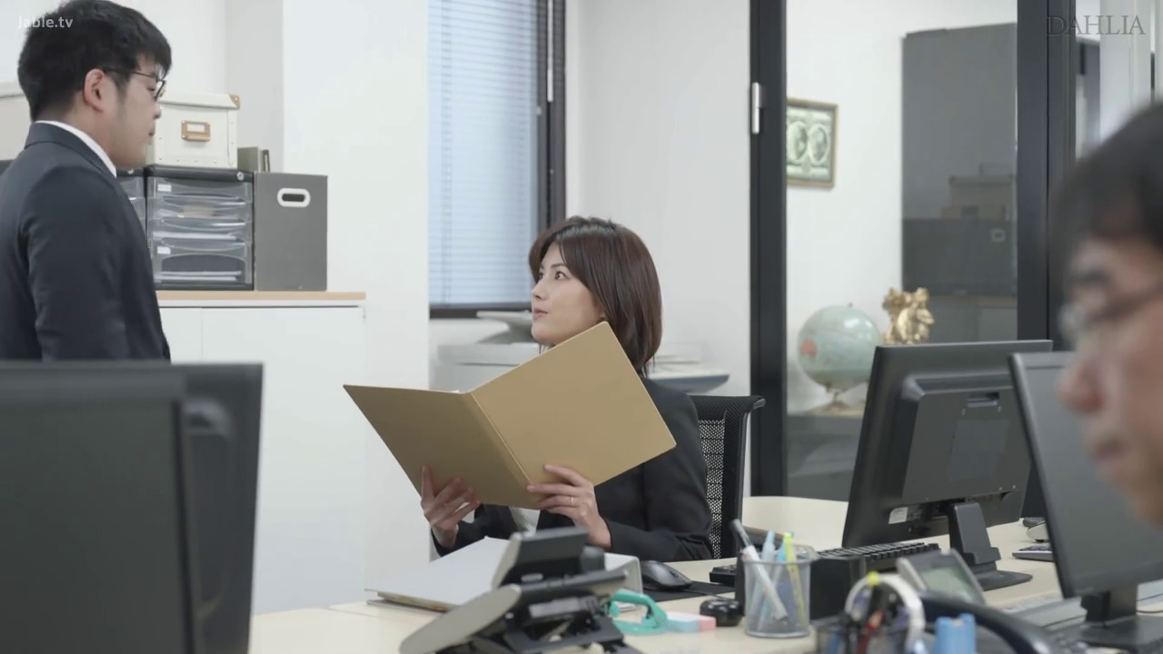 坐姿 · 严肃 · 办公室 · 西装 · 文件夹 · 讨论 · 职场场景