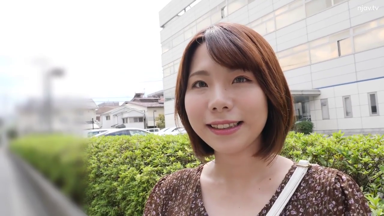 脸部 · 站立 · 微笑 · 面对镜头 · 挎包 · 户外 · 短发 · 碎花裙