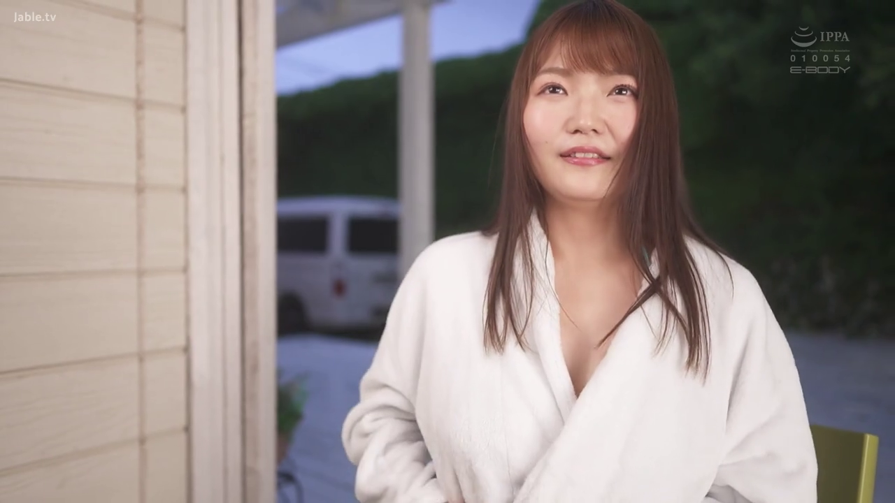 站立 · 中景 · 微笑 · 注视 · 室外 · 长发 · 白色浴袍