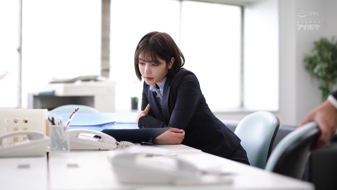 座り姿勢 · 真剣 · 办公室 · 半身 · 职业套装 · 思考 · 办公用品 · OL職場