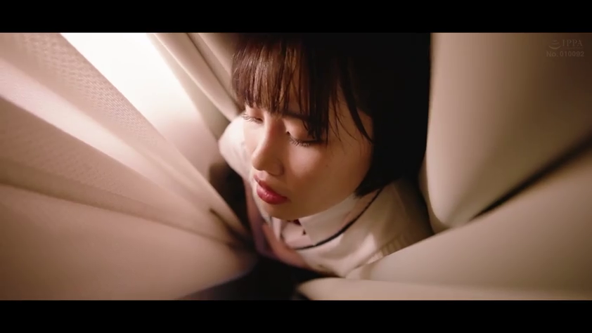 面部 · 制服 · 痛苦 · 窗帘 · 俯拍 · 躺卧 · 忍受 · 狭窄空间