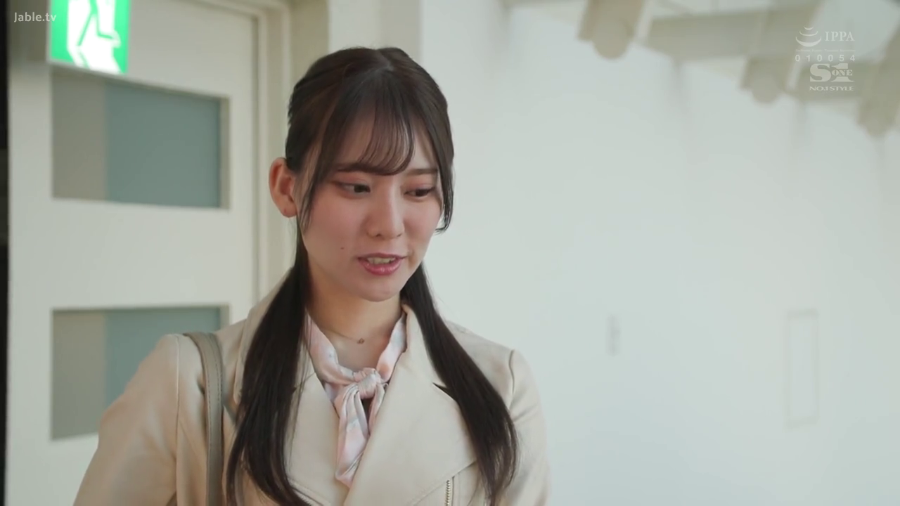 上半身特写 · 室内走廊 · Silk scarf · Standing Posture · 对话行为 · Plot segment · 米色西装外套 · Natural expression