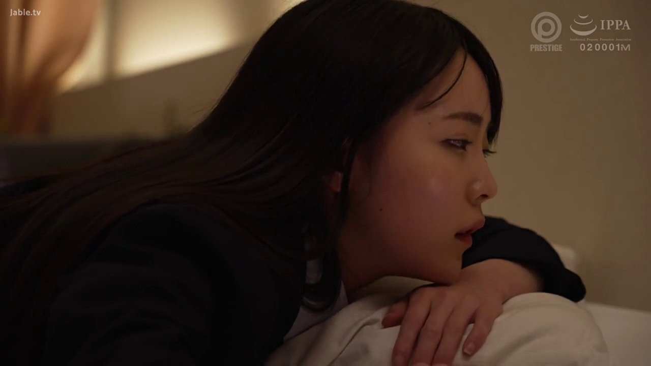 忧郁 · 卧室 · 枕头 · 制服 · 特写 · 凝视 · 趴卧 · 侧脸