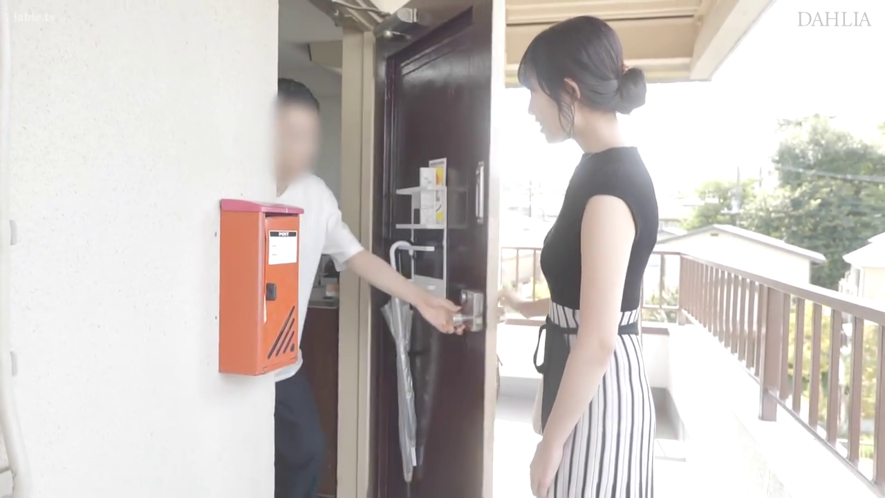 站立 · 开门 · 自然 · 条纹裙 · 信箱 · 公寓门口 · 剧情片段