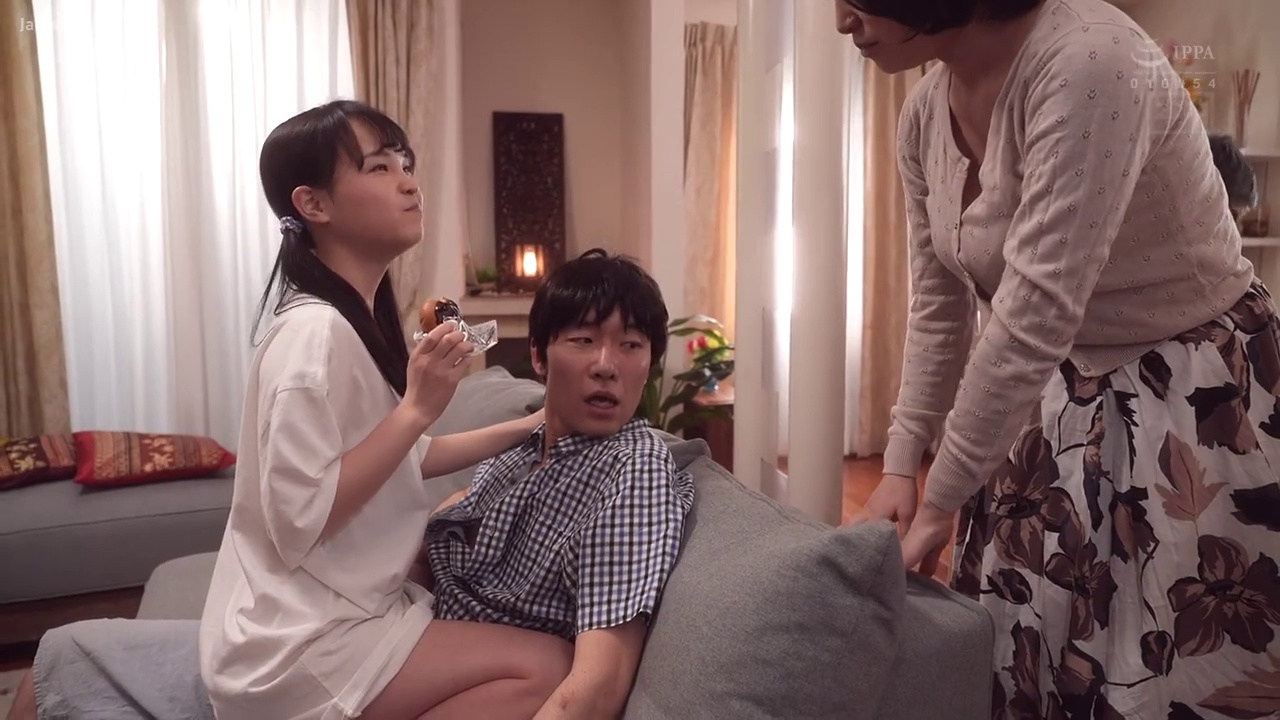 坐姿 · 中景 · 客厅 · 居家服 · 惊讶 · 吃东西 · 面包 · 多角色