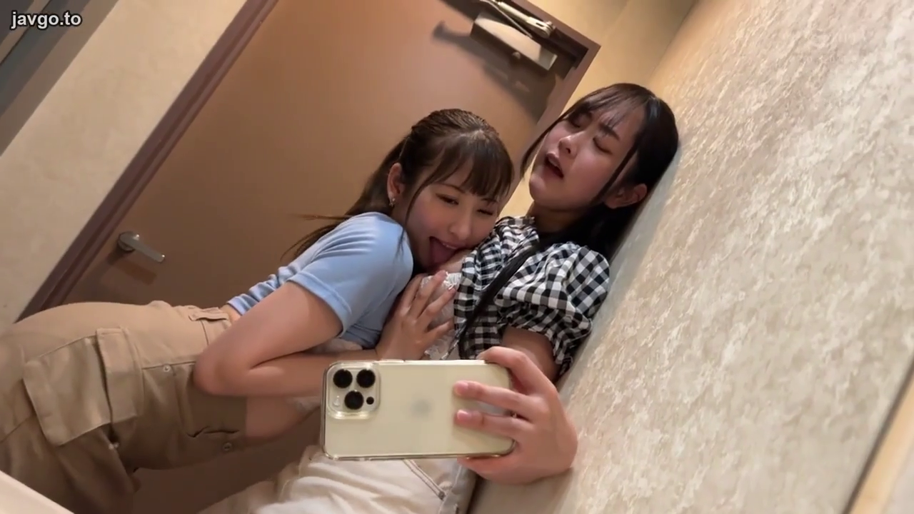 全身 · 陶醉 · 手机 · 洗手间 · 休闲服 · 相拥 · 双女 · 舔弄