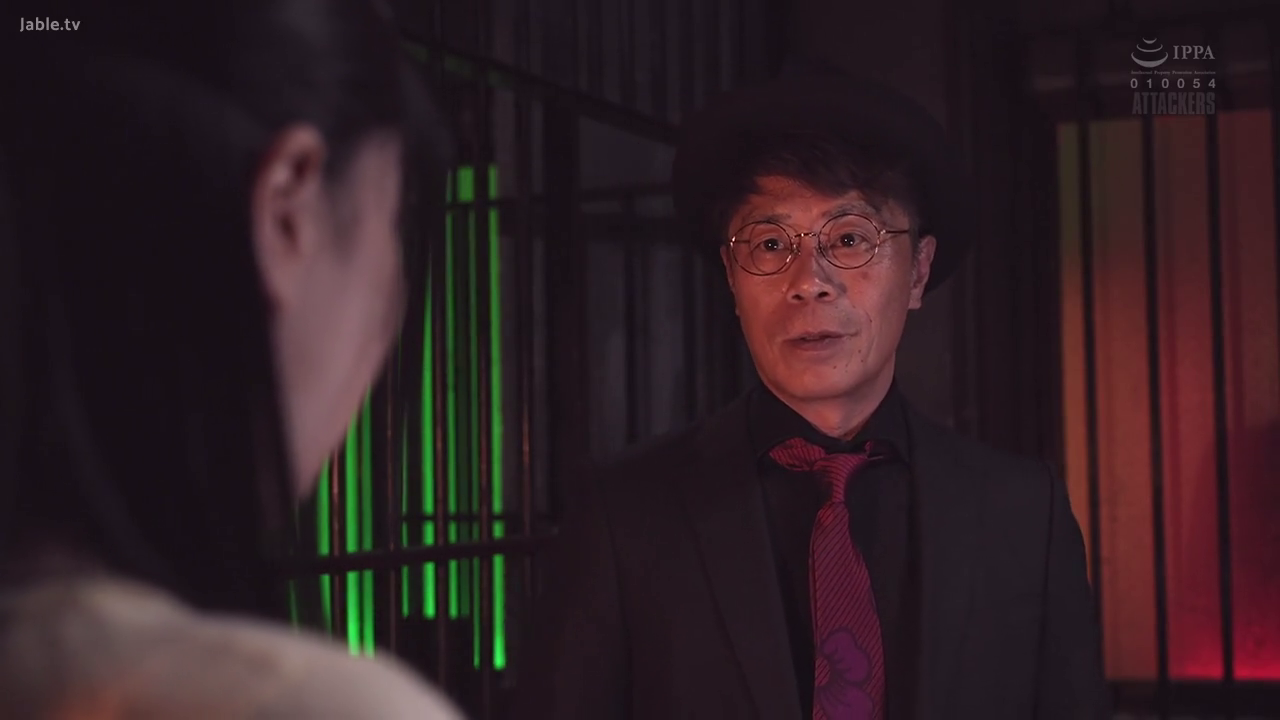 会話 · 真剣 · メガネ · 站立 · プロット · 薄暗な室内 · 中年男性 · タキシードと礼帽