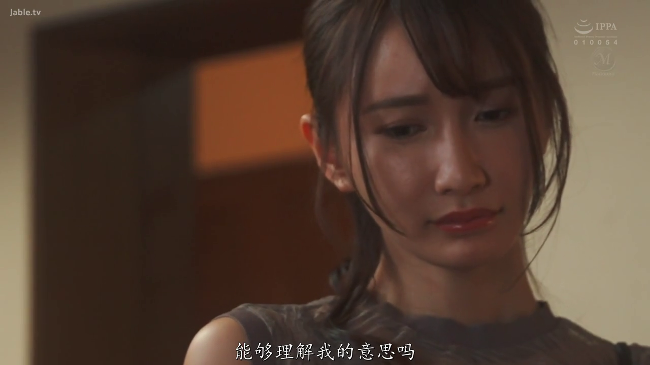 沉思 · 忧郁 · 字幕 · 年轻女性 · 居家室内 · 垂首 · 无袖背心