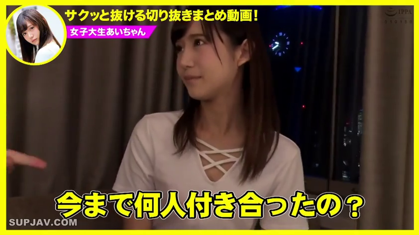 室内 · 座り姿勢 · 会話 · 字幕 · 平静 · 半身 · 白いTシャツ