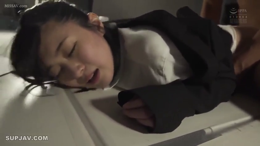 黑色外套 · 面部特写 · 趴卧 · 地板 · 被动行为 · 痛苦或呻吟 · 强迫氛围