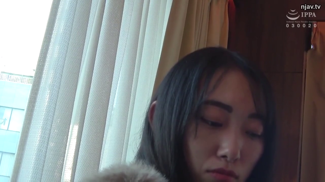 沉思 · 忧郁 · 特写 · 窗帘 · 窗边 · 俯视 · 毛皮领外套