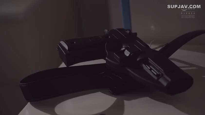 手槍 · 室內桌面上 · 靜物特寫 · 靜置擺放 · 低調照明