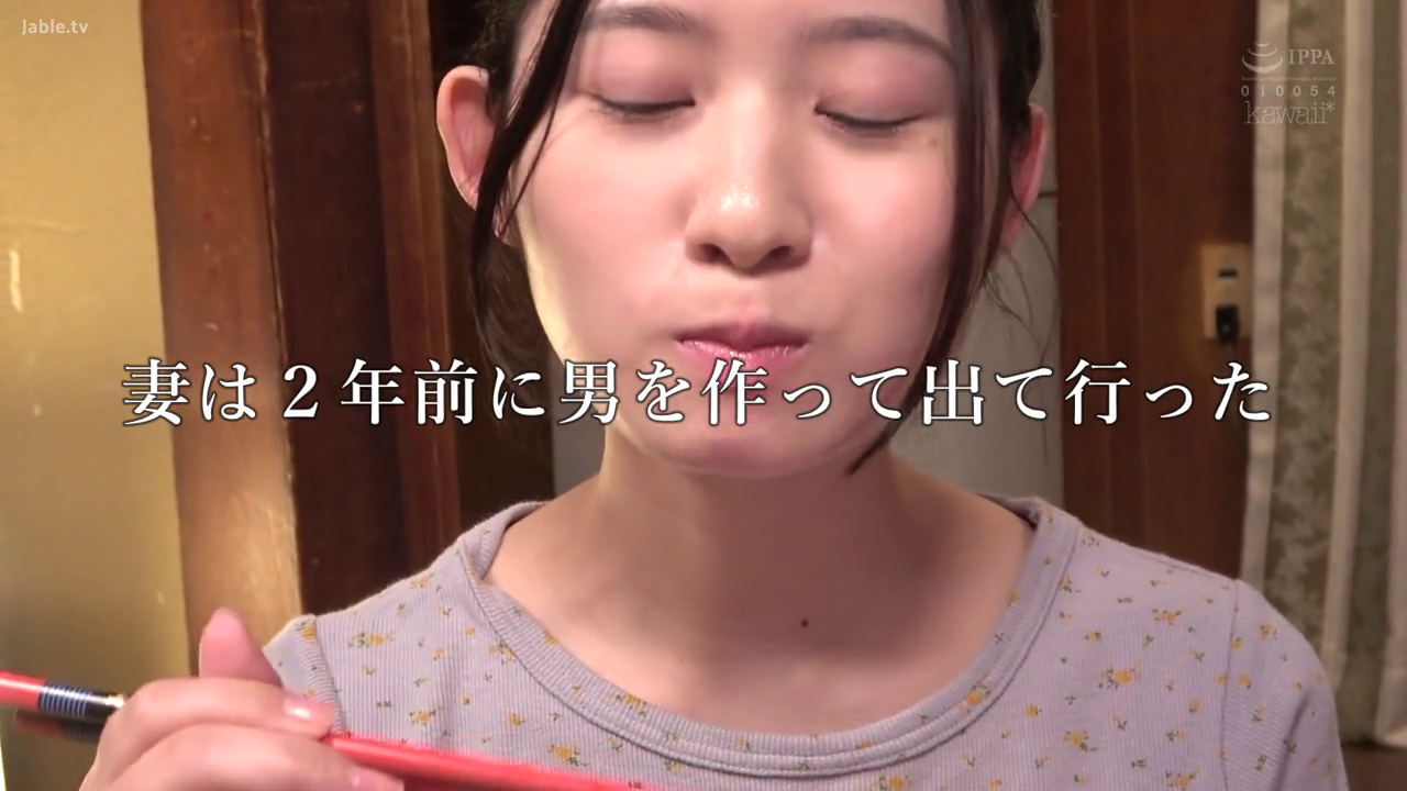 室内 · 享受 · 字幕 · 面部特写 · 正面 · 筷子 · 灰色碎花衫 · 咀嚼