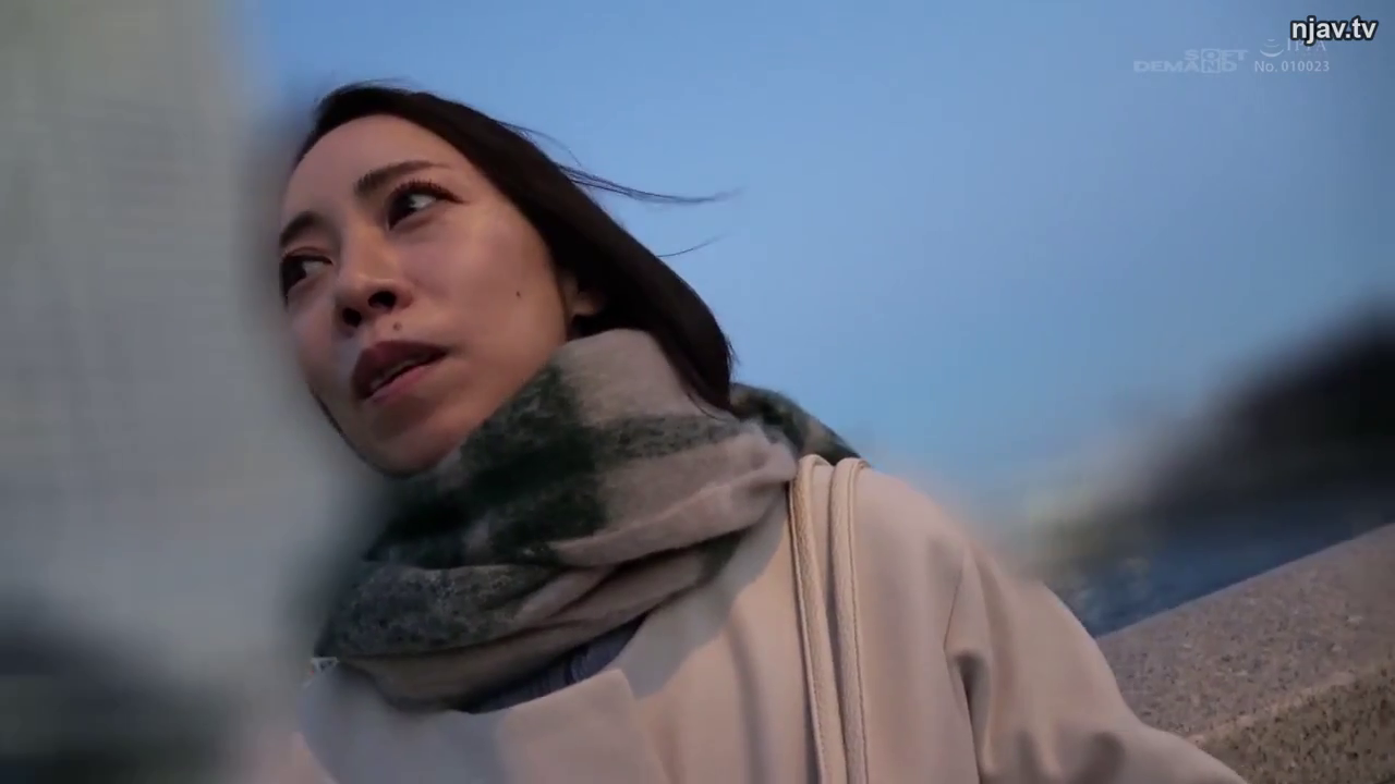 忧郁 · 站姿 · 面部特写 · 注视 · 户外 · 围巾 · 围巾 · 外景